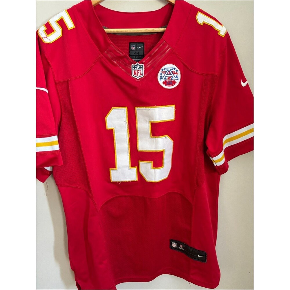 Nike Red Chiefs #15 Mahomes Football Jersey with White and Gold Accents